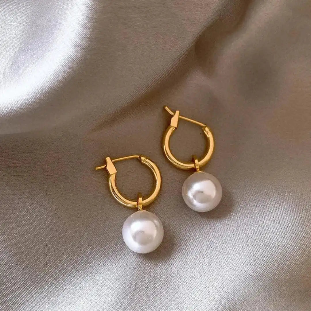 Sophisticated Earrings Featuring White Pearls and Gold Accents