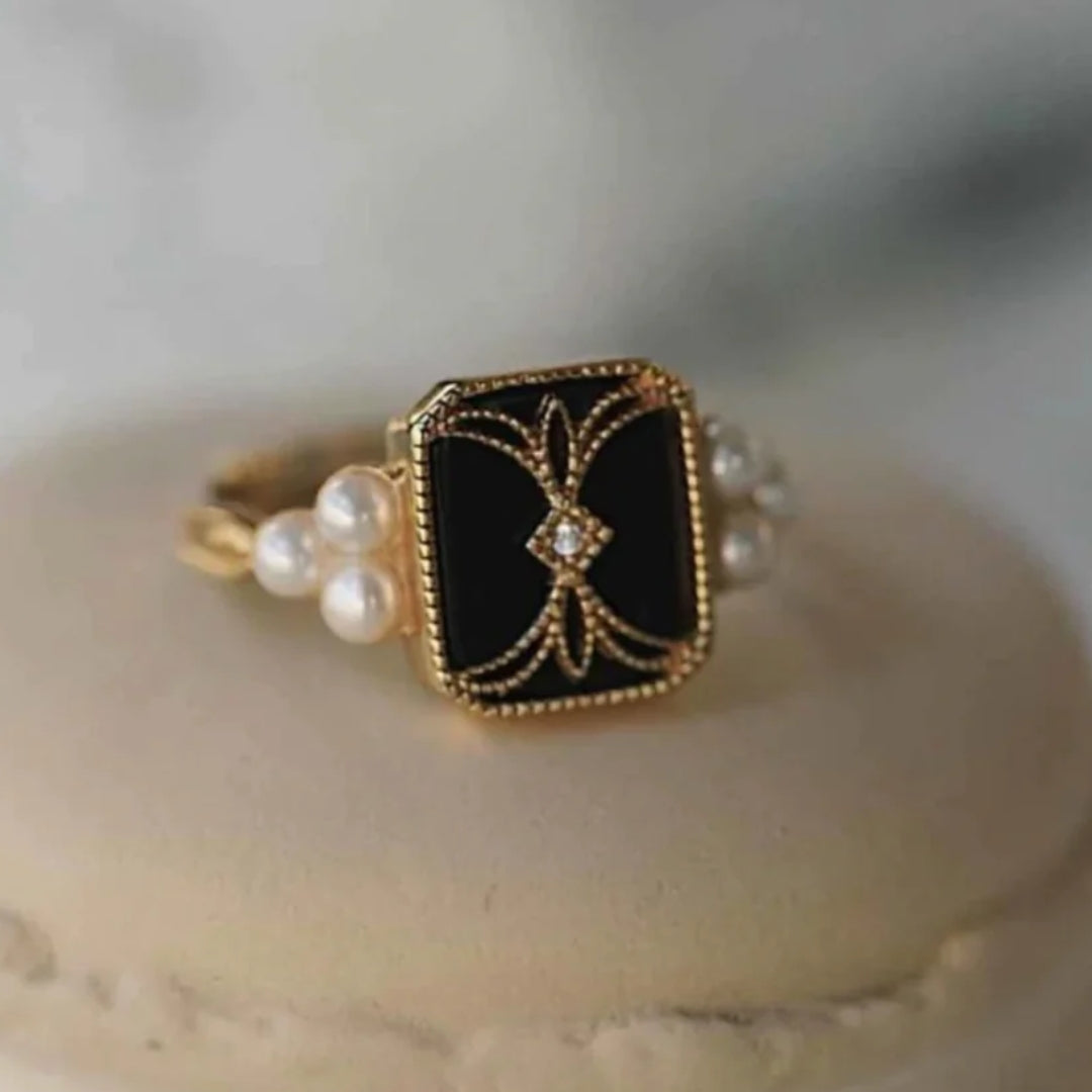 Vintage Gold Ring Featuring a Black Pearl