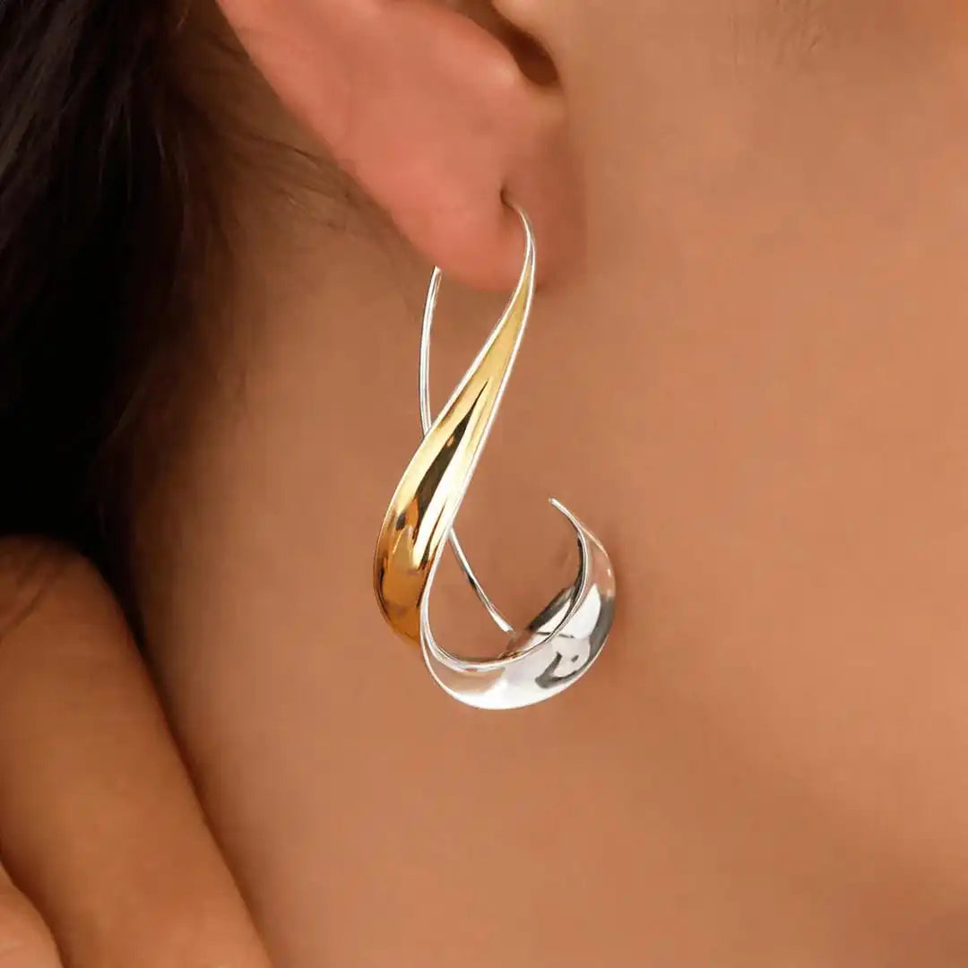 Classic Gold Refined Earrings with Timeless Elegance