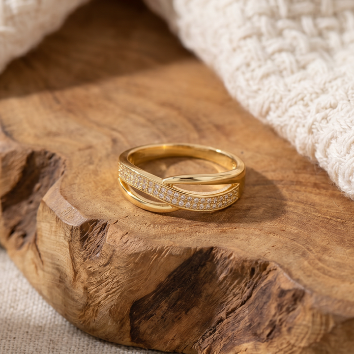 Catherine – Classic Gold Ring Adorned with Zirconia Accents