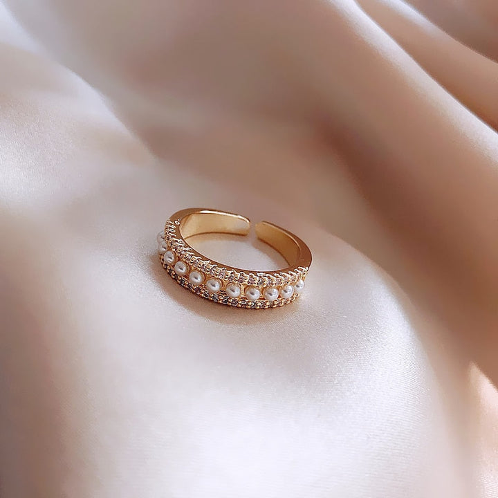 Sophisticated Pearl and Gold Ring