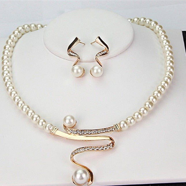 Pearl Jewelry Ensemble: Coordinated Necklace and Earring Set