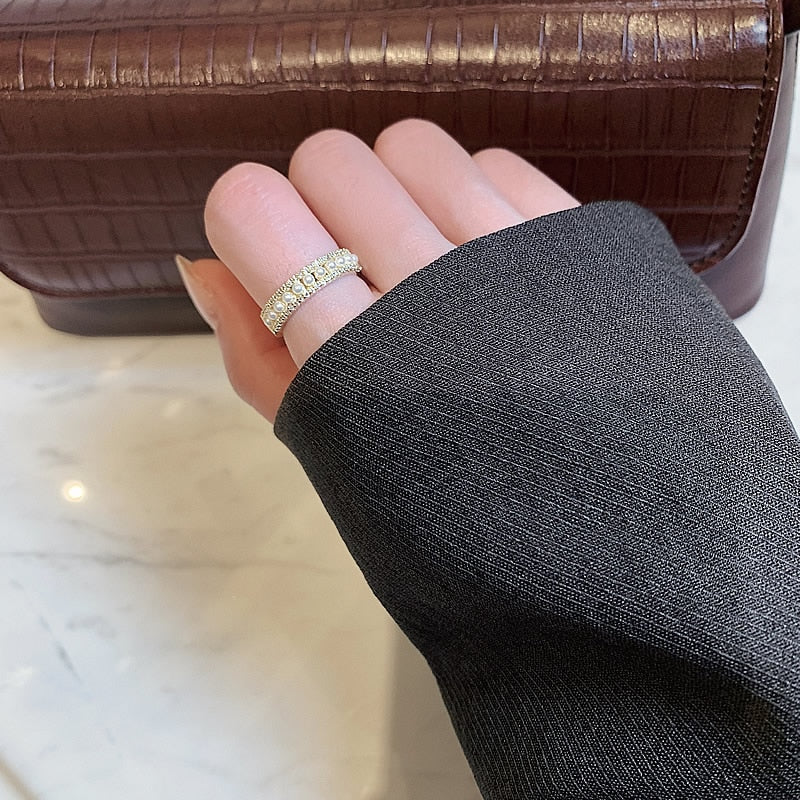Sophisticated Pearl and Gold Ring