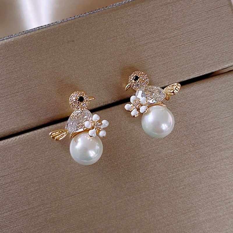 Sophisticated Bird-Inspired Earrings Adorned with Cubic Zirconia and Pearl Details