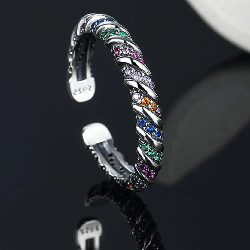 Vintage-Inspired Silver Ring with Retro Stripes and Classic Tones