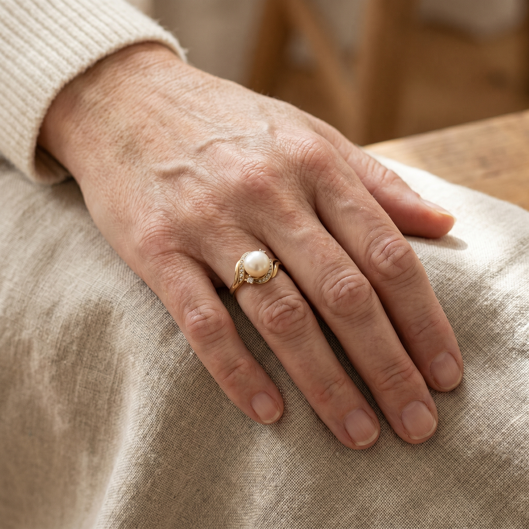 Elegant Pearl Ring with Gleaming Gold