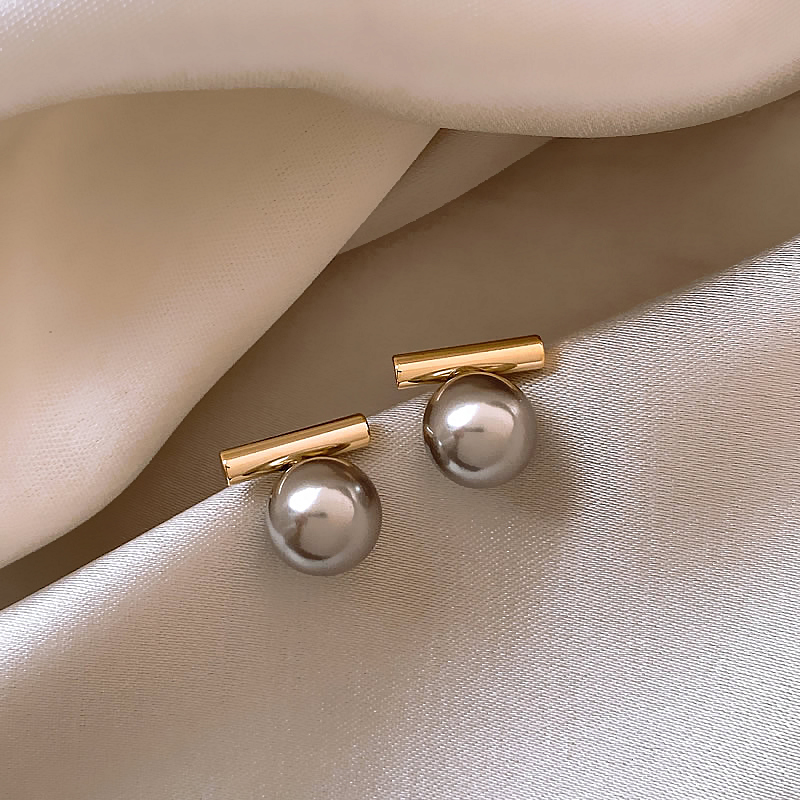 Elegant Gold Earrings Featuring Deep Pearl Accents