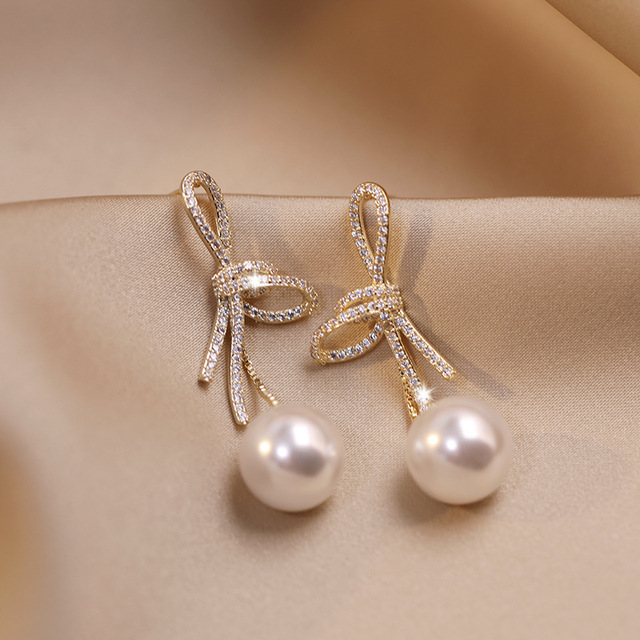 Pearl Earrings with Gold Bow Detail and a Stunning Shine