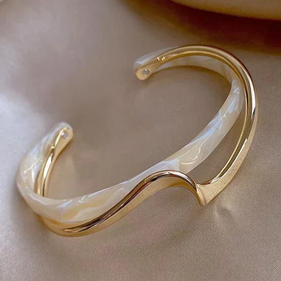 Sophisticated Gold Bracelet Adorned with White Opal Details