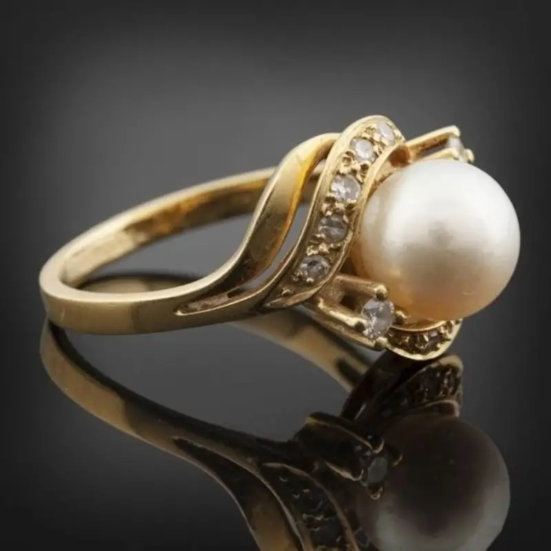 Elegant Pearl Ring with Luminous Gold