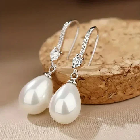 Dazzling Drop Earrings Featuring Vibrant Pearls